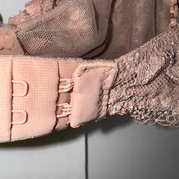 VS Delicate Nude/Rose Lace Bra - Picture 4 of 4